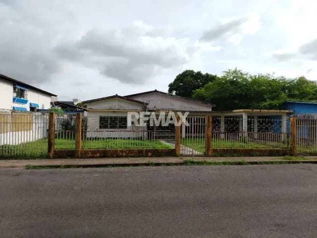 se ofrece casa a remodelar en venta, en el sector Las Avenidas. Avenida Fuerzas Armadas, Maturín