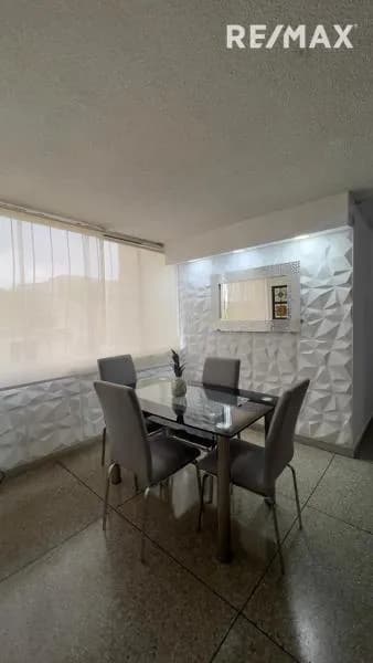 Apartamento en alquiler, urbanización La Mora