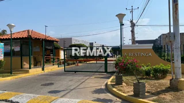 TOWNHOUSE SEMI AMOBLADO ZONA OESTE LA LAGUNITA