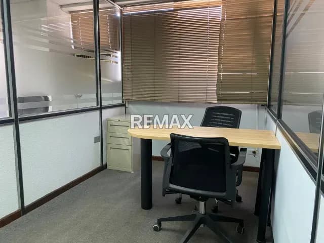 Oficina en Alquiler en la Zona Industrial de La Trinidad Baruta, incluye acceso a áreas comunes como salón de coferencia, comedor, baños y recepción.