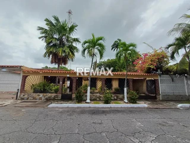 Venta de amplia casa de un nivel en Urbanizacion San Bernardo, San Joaquin. Frente a Heinz