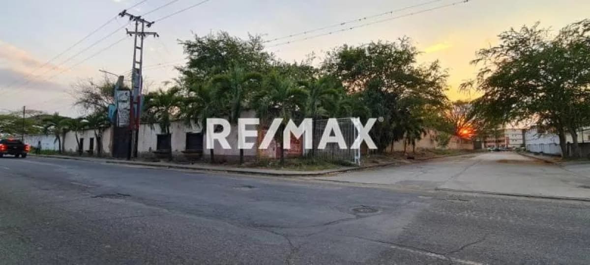 Ofrecemos en venta lote de terreno en prolongación de la carretera vieja Tocuyito- Valencia