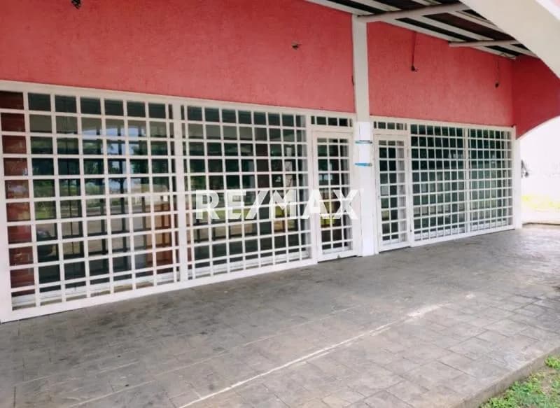 Se ofrece en Venta Dos Locales Comerciale en uno ubicado en el Centro Comercial Valle de Luna, sector Tipuro, Maturín