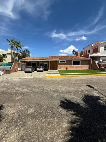 Fernando & Yosmar En Venta Casa En Villa Laguna Club Guataparo ( Solo Clientes )
