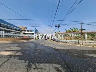 En Venta Parcela de 2800 mts2 y fondo de Comercio Zona Ind. Los Jarales.