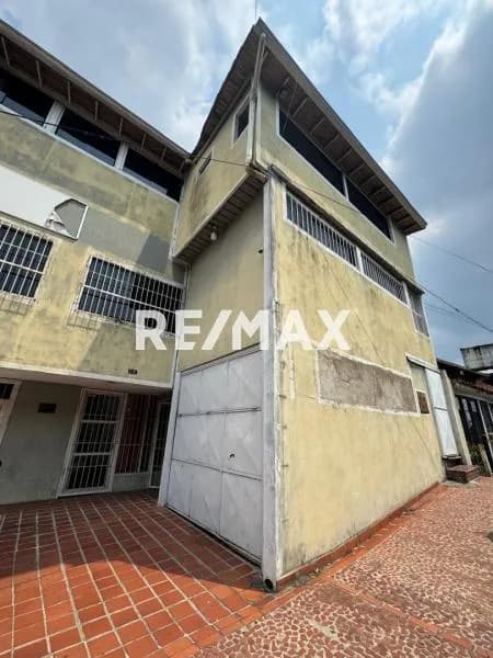 SE ALQUILA LOCAL COMERCIAL EN LA 19 DE ABRIL