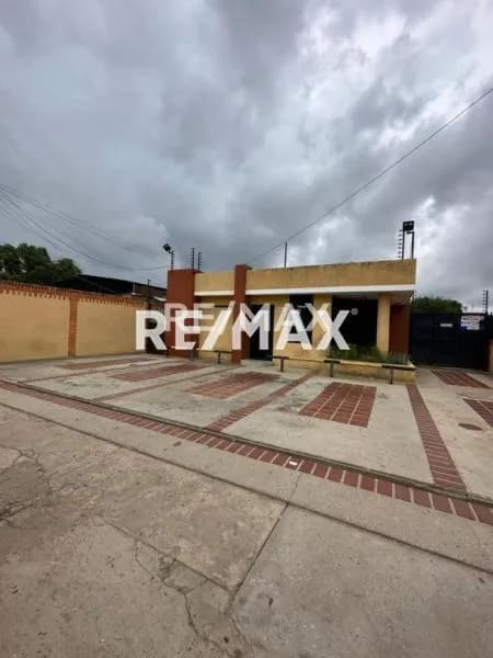 Local Comercial con anexo y Terreno en Av. principal Panamericano
