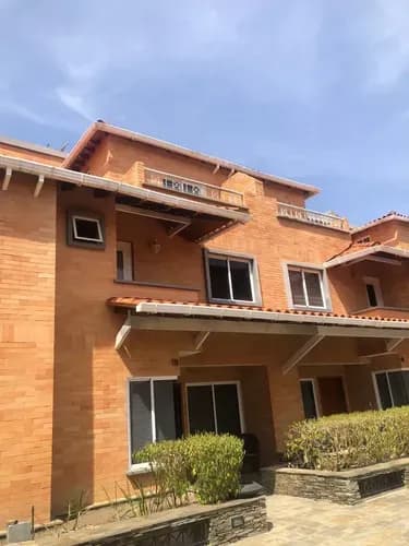 En Alquiler Town House 3 Niveles. 4 Habitaciones Baños 4
