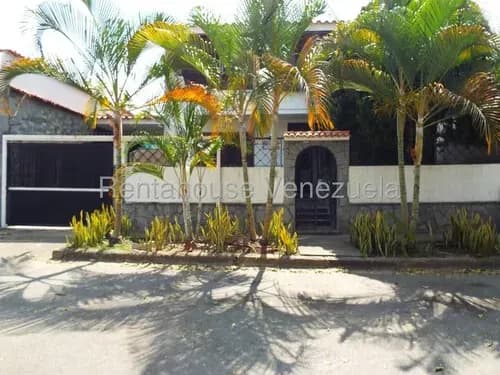 En Venta Amplia Y Cómoda Casa En Montalbán I, Mc 26-19142