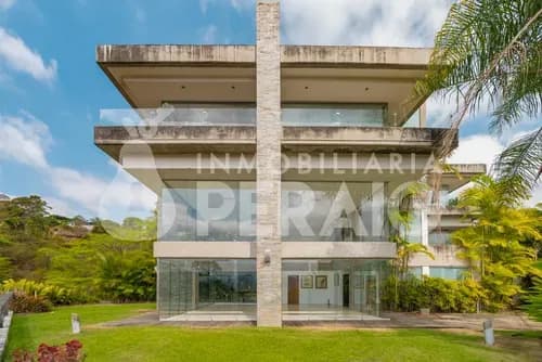 Imponente Casa De Tres Plantas En Chulavista Con Acabados De Lujo, Amplios Jardines Y Vistas Espectaculares