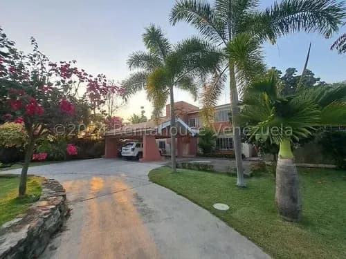 Se Vende Hermosa Casa En Las Mercedes De San Diego Sobre Una Parcela De Terreno De 4.418 M2 Donde Predomina El Mas Bello Paisajismo . Inm 25-1819. Solo Clientes