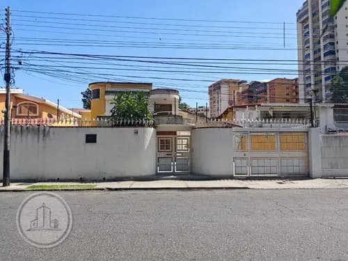 En Venta Para Remodelar Casa En Urb. Andres Bello Las Delicias. Papeles En Regla. Se Acepta Financiamiento A 12 Meses. Abierto A Negociacion. Mas Informacion Contactar Al Privado. 005js