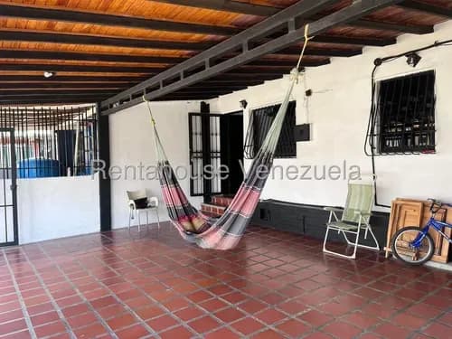 María Valera Te Ofrece En Venta Esta Cómoda Casa Completamente Remodelada Y Ampliada, En Cabudare, Ubicada En Calle Cerrada Con Portón.