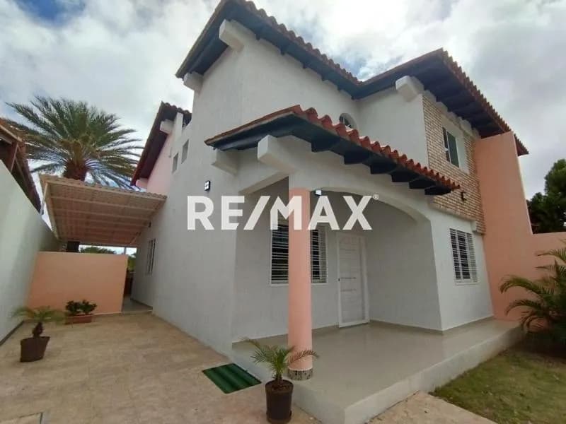 IMPECABLE TOWNHOUSE A ESTRENAR CON PISCINA EN LOS OLIVOS URB PALO SANO