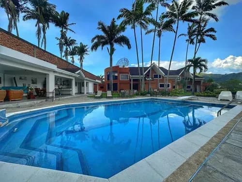 Casa En Venta En Guataparo Country Club. Ofrecemos En Venta Bella Casa De Esquina. Rg. Con Hermosos Jardines Y Amplia Área Social, Mirador Desde El Cual Observas El Dique De Guataparo Y Parte Del Camp