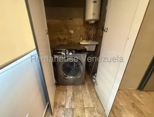El Apartamento En Alquiler, Remodelado En Los Palos Grandes. Cocina Y Equipos A Estrenar, Aire Acondicionado En Habitacion Principal. Carlos Manuel Mollejas. Mls# 26-19668.