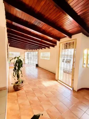 En Venta Amplia Y Espaciosa Casa En Villa Icabarú, Puerto Ordaz. 4 Habitaciones; 3 Baños; Cocina Empotrada; Área De Lavandería. Estacionamiento; Abundante Flujo De Agua.
