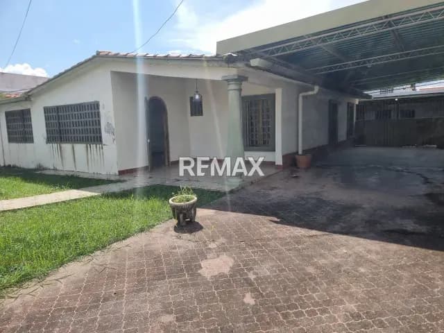 EN VENTA ESPACIOSA CASA URBANIZACIÓN LAS MESETAS DE ARAURE