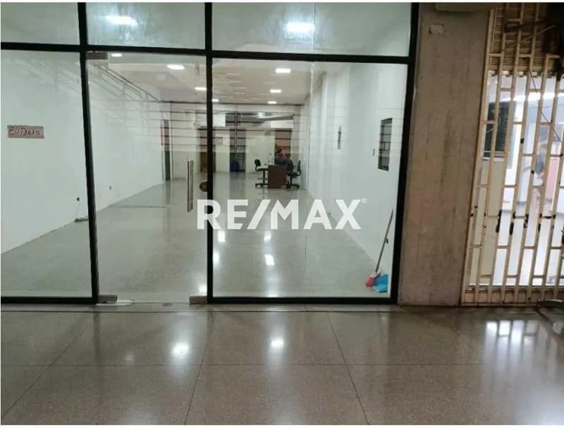 Se Alquila Local Comercial de 240 m2 en Santa Monica
