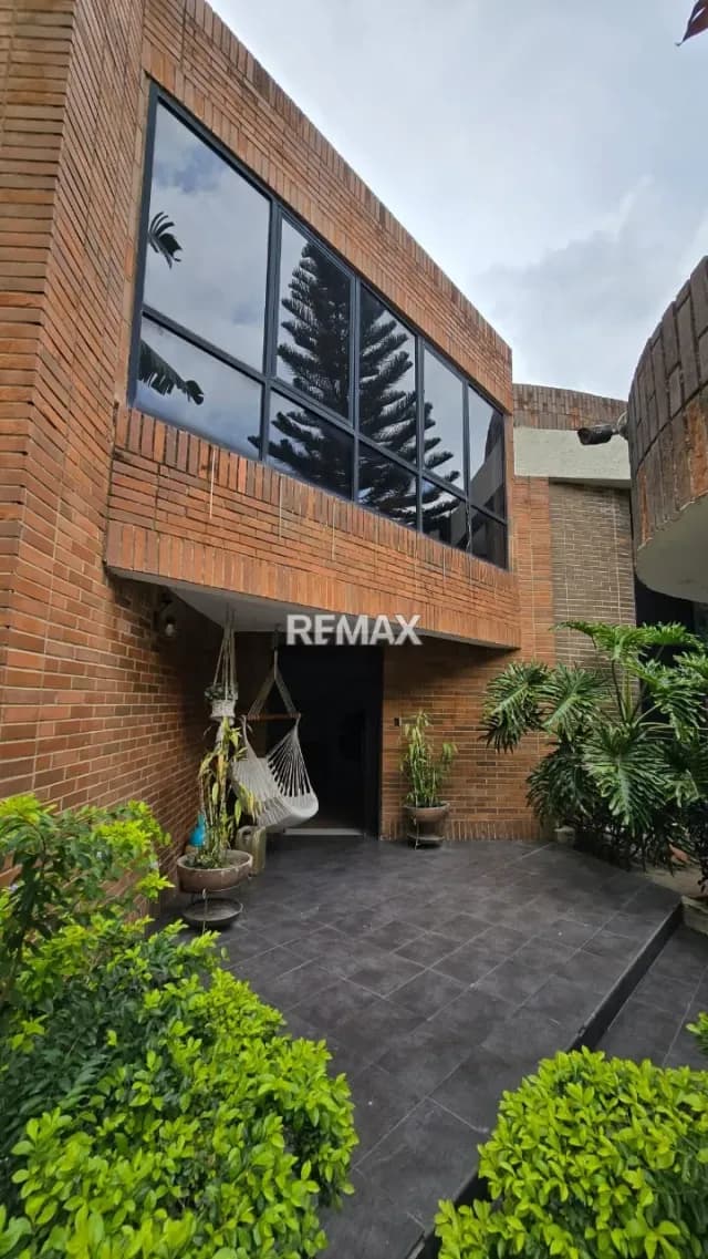 SE VENDE CASA URB PARRAL VALENCIA, ARQUITECTURA MODERNA, CALLE CERRADA , DOBLE ANILLO DE SEGURIDAD CON VIGILANCIA PRIVADA Y POZO.