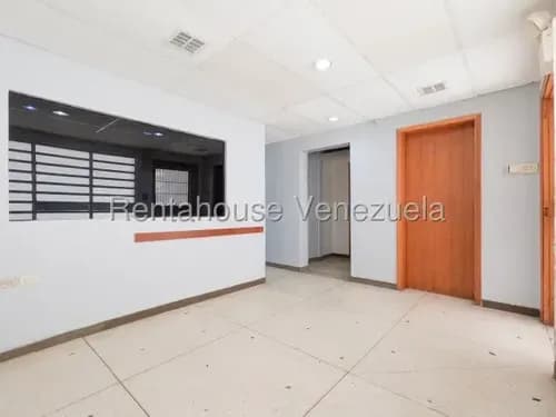 Daniela Linarez Alquila Casa Comercial De 450m2 Con 4 Cubículos Grandes, 9 Cubículos Medianos, 7 Cubículos Pequeños, Ventanas De Vidrio, Puertas Independientes, Este De Barquisimeto