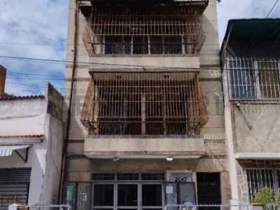 Edificio con tres niveles en Prados de María , Caracas