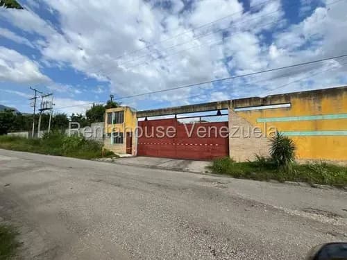 Rosa Espinoza Terreno Comercial En Alquiler 4,058 M², Diseñado Específicamente Para Satisfacer Las Necesidades Del Sector De Transporte 26-9550 Jun17