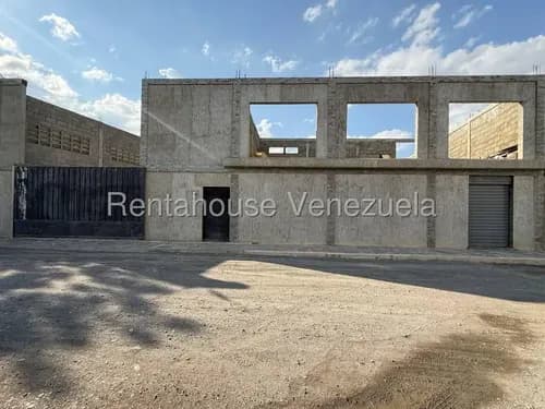 Se Vende Espectacular Galpón Techado A Estrenar En Zona Estratégica De Quibor, Con Un Apartamento De Una Habitación Y Baño Completo, Ideal Para Remodelar A Tu Gusto. Diana Blanco.