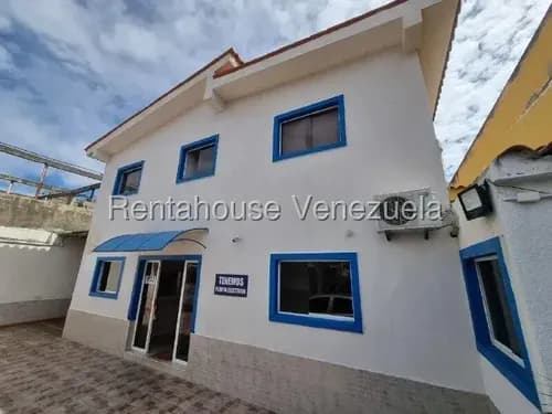 Diana Blanco Vende Excelente Edificio Comercial En Centro De Barquisimeto, Cómodas Habitaciones Con Baño Y Agua Caliente, Cámaras De Seguridad, Planta Y Cerco Eléctrico.