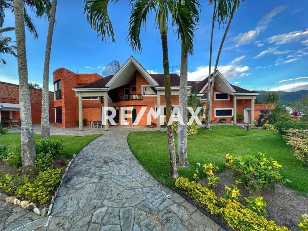 Casa en venta en Guataparo Country Club.