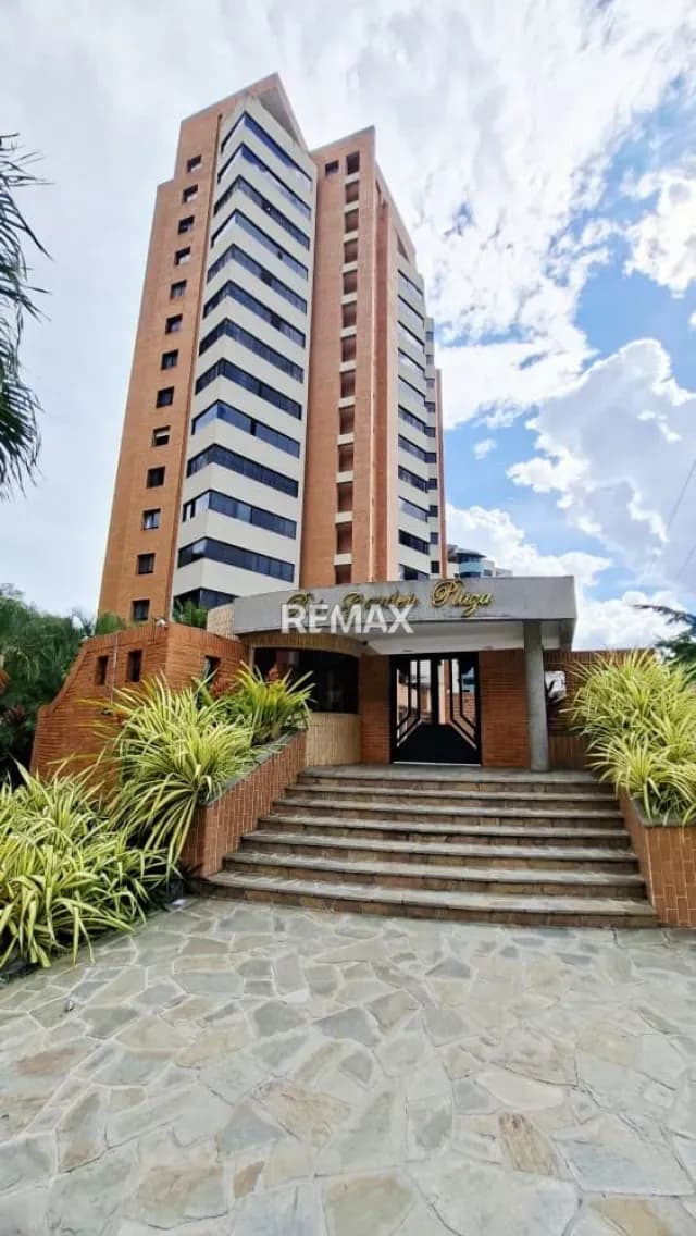 Venta de Amplio Apartamento en las Chimeneas Valencia. Res. Garden Plaza