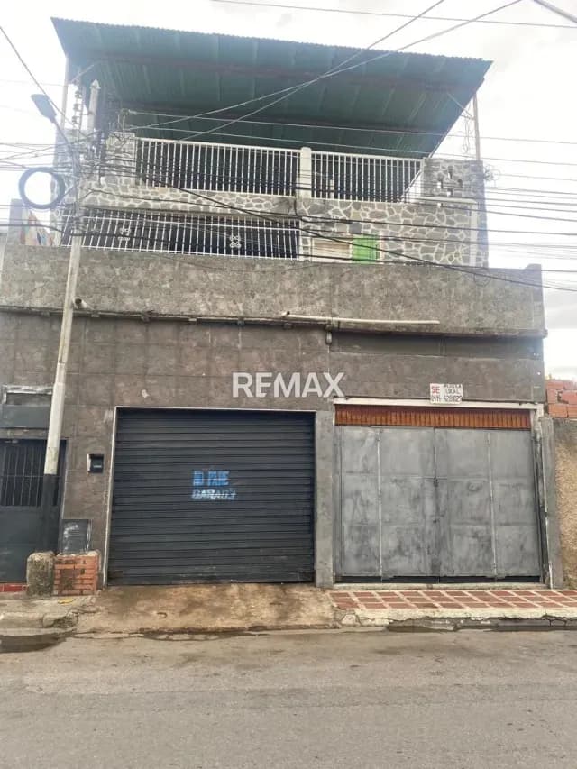 EN VENTA AMPLIA CASA EN LOS OLIVOS