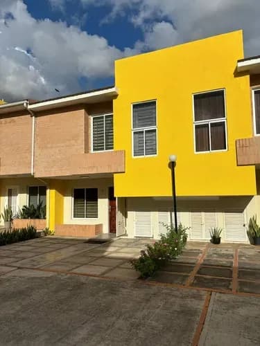 Moderno Townhouse En Urb El Manantial Naguanagua, Data Nueva Conjunto Seguro Con Planta 100% Pozo De Agua Facil Acceso Autopista.