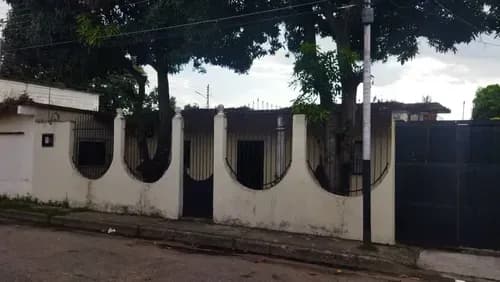 Se Vende Amplia Casa Ubicada En Una Esquina, Con Locales Comerciales, Palo Negro 007jsc