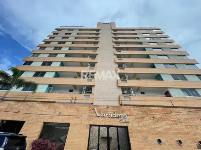 EN VENTA APARTAMENTO TOTALMENTE REMODELADO, CON EXECELENTES ACABADOS EN EL CONJUNO VARADERO SUITE.