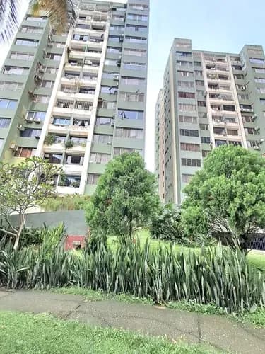 Apartamento En Alquiler Urb Las Chimeneas Conjunto Piedra Real. 80mts 3 Habitaciones 2 Baños 1 Puesto De Estacionamiento. ( Cuenta Con 1 Cama Matrimonial, Un Comedor, Nevera Y Cocina). Doble Vigilan