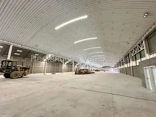 Daniela Linarez Alquila Galpón Industrial Moderno, Piso De Concreto Requemado De Alta Capacidad De Carga, 434 M2 De Áreas Administrativas En 2 Niveles, Zona Industrial 2 Barquisimeto