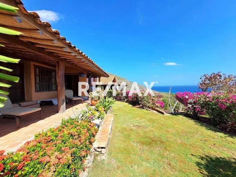 CASA TIPO CHANA CON IMPONENTE VISTA AL MAR, GUACUCO, ISLA DE MARGARITA