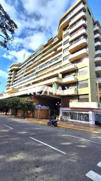 SE VENDE APARTAMENTO EN EL EDIFICIO TIYITI , BARRIO OBRERO