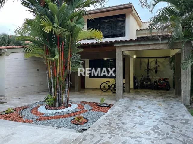 Venta de Casa Remodelada en Res. Golden House Piedras Pintadas Planta 100%