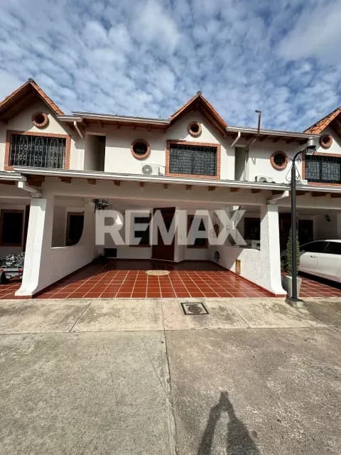 SE VENDE CASA EN URB MONTAÑA REAL