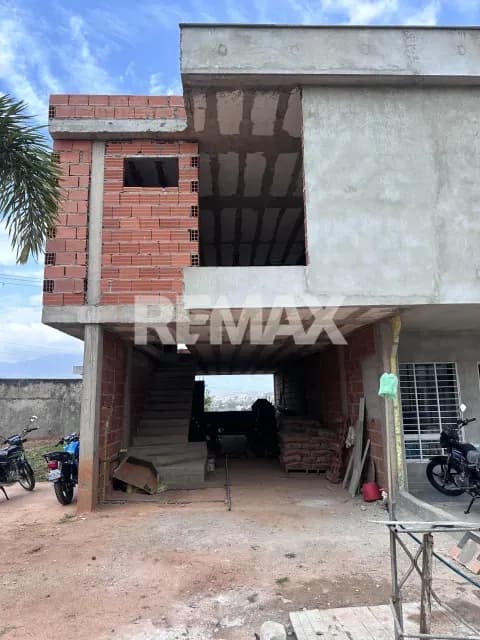 SE VENDE CASA EN OBRA GRIS EN LA URB CANTARRANA