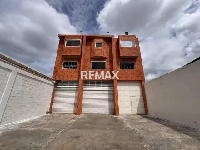 Galpón con oficinas corporativas en Santa Rosa