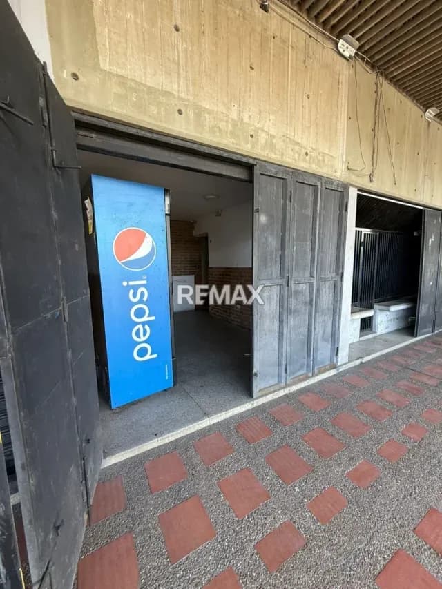 Excelente Oportunidad de Local Comercial Listo para Adaptar a tu Negocio! Se ofrece en alquiler versátil y funcional local comercial
