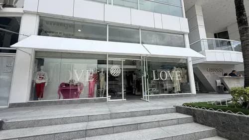 Se Alquila Local Comercial. En Exclusivo Centro Comercial En Las Mercedes! Ubicación Estratégica Y Visibilidad Garantizada. Este Local A Pie De Calle.