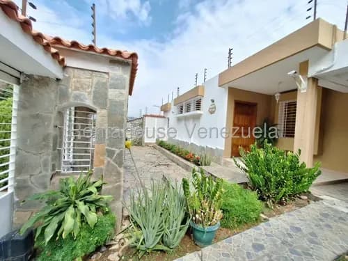 Casa En Venta En Calle Cerrada, Excelente Distribucion Akmg Trigal Norte Valecnia 26-18049