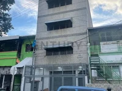 En Alquiler: Edificio Comercial e Industrial en El Cementerio