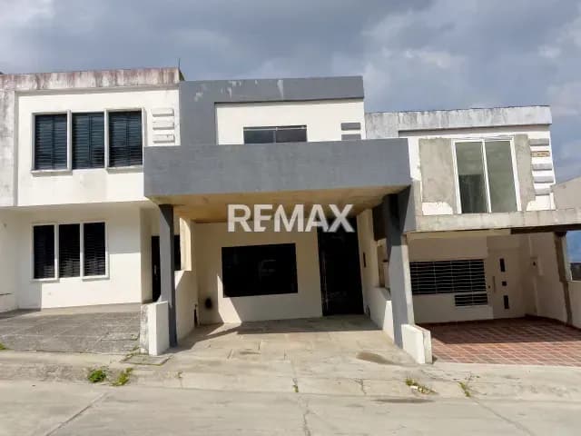AMPLIA CASA EN OBRA NEGRA, ubicada en la Castellana