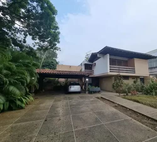 Casa En Venta Guaparo Calle La Salle Valencia | Construcción 500m2 | Terreno 640m2 | Terraza Y Jardín | Tanque 10.000l | Estacionamiento 6 Vehículos | Planta Eléctrica | Portón Eléctrico (e&m)