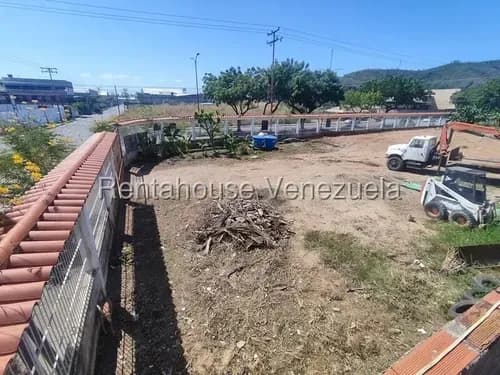 Esta Es Una Excelente Oportunidad Para Inversionistas Enfocados En El Sector Industrial O Logístico. Esta Propiedad Ofrece Una Combinación De Terreno Considerable Y Una Infraestructura Funcional